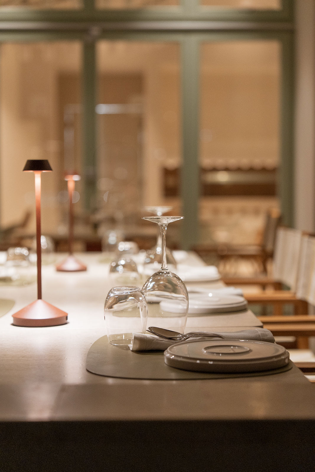 Set table in the evening dining room at Minnǒ